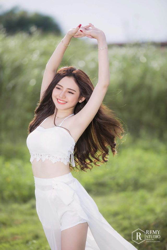 Chủ nhân của những bức ảnh khiến cộng đồng game Việt Nam phải "xốn xang" đó là Lê Huỳnh Ngân Quỳnh (SN 1999) tại Long An. Công việc hiện tại của cô bạn đang làm công việc tư vấn bán hàng cho một cửa hàng điện tử.