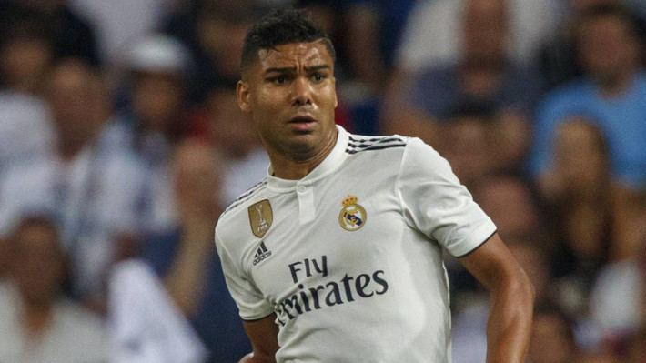 Real Madrid đang cân nhắc về việc ký hợp đồng mới có thời hạn đến 2025 cho Casemiro. Trong đó, hai điểm quan trọng là tăng mức phá vỡ hợp đồng cao hơn con số 200 triệu euro hiện nay, và nâng lương cho Casemiro. Mức lương mới có thể trong khoảng 8-10 triệu euro.