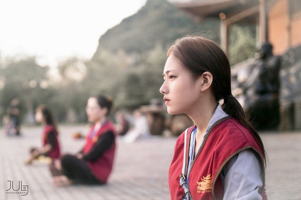 Nổi bật trong gần 1300 khóa sinh tham gia khóa tu tại chùa Bái Đính, Ninh Bình, một cô gái trẻ tình cờ "gây bão" mạng xã hội. Dù chỉ khoác lên mình bộ áo lam đi chùa như hàng nghìn khóa sinh khác, nhưng cô gái này vẫn nổi bật khi xuất hiện trong một bức hình nhờ vẻ đẹp tinh khôi.