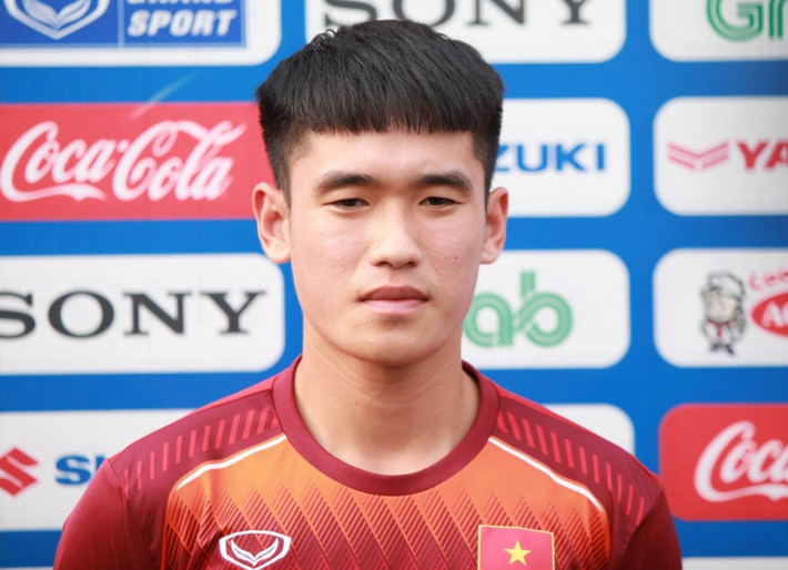 Giống như Thành Chung, Tấn Sinh cũng là trung vệ có bàn thắng trong trận tuyển U23 Việt Nam thắng Brunei. Pha dứt điểm lạnh lùng của cầu thủ này trên chấm 11m cho thấy ngoài khâu đánh chặn tốt, anh cũng có thể hoàn thành xuất sắc nhiệm vụ ghi bàn khi cần.