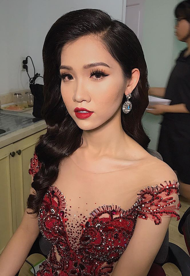 Hà từng tâm sự rằng, năm 18 tuổi cô công khai giới tính thật với gia đình, nhưng khi đó mẹ cô cho rằng đó là bệnh và bắt phải đi khám bác sĩ. Gia đình không hiểu, bản thân lại cảm thấy vô định trong tương lai, tất cả khiến tân Hoa hậu Chuyển giới Việt Nam này cảm thấy cực kỳ tổn thương.