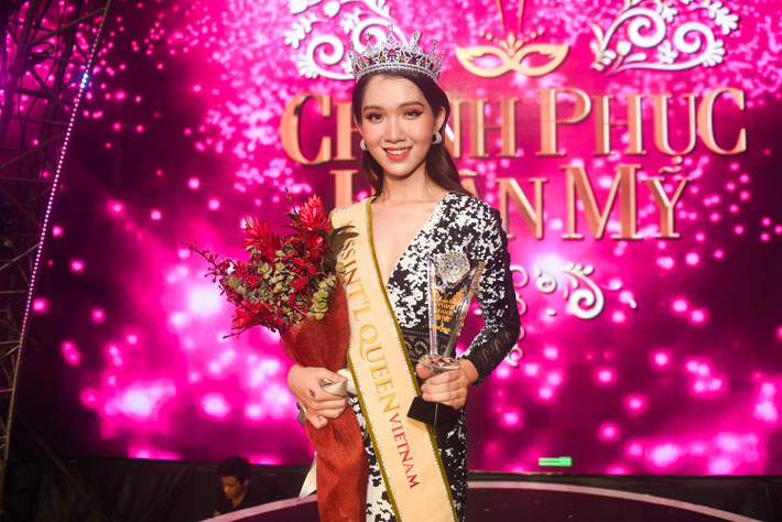 Để đủ tiền cho con sang Thái phẫu thuật, mẹ Nhật Hà còn phải bán chiếc nhẫn mình luôn mang theo bên người. Mẹ ủng hộ là vậy, nhưng bố Hà thì không.