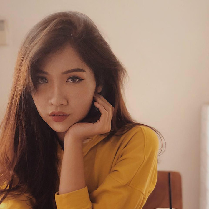 Đến năm 20 tuổi, được bạn bè và họ hàng khuyên bảo, mẹ của Nhật Hà mới có cái nhìn thoáng hơn về người chuyển giới. Khi đó, bà biết rằng con trai mình không phải bị bệnh.