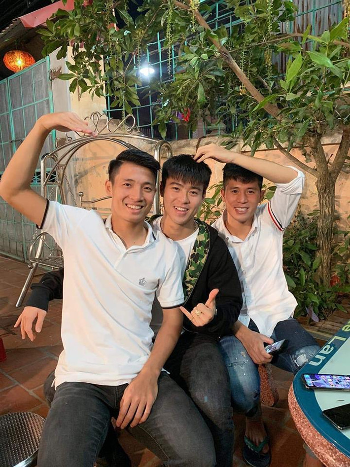 Không chỉ có Xuân Trường mà nhiều cầu thủ đội tuyển Việt Nam khác cũng từng diện chiếc áo sơ-mi y hết, điển hình như Đình Trọng.