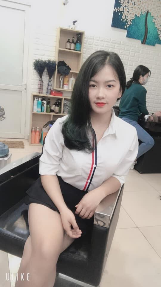 Không chỉ có các bạn nam mà nhiều chị em cũng đã nhanh tay diện chiếc áo sơ-mi gây bão trên MXH thời gian qua.