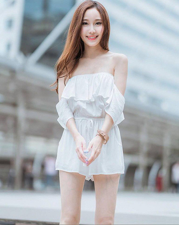 Chưa hết, bên cạnh ngoại hình, giọng hát họa mi của hot girl 9X này cũng đã đủ để đánh đổ trái tim của vô số cánh đàn ông.
