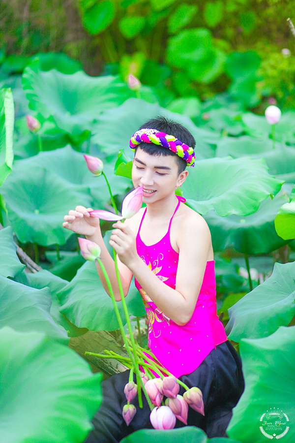 Được biết, nhân vật làm mẫu "bất đắc dĩ" này là Nguyễn Tuấn Đạt, hiện đang làm nhiếp ảnh gia cho 1 studio ở Hà Nội.