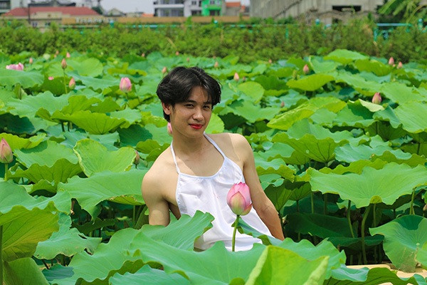 Ngọc Sơn - em trai của nhân vật chính trong ảnh đã chia sẻ cùng caption: "Đây là ông anh trai của em mọi người ạ. Ông ấy là nhiếp ảnh gia cho 1 studio ở Hà Nội mà không hiểu sao lại thành mẫu bất đắc dĩ thế này.