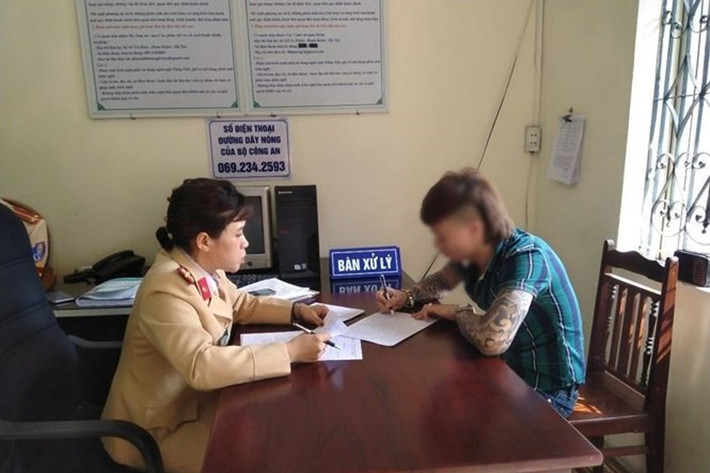 Với hành động ngông cuồng của mình khi dừng xe trên cao tốc, Khá Bảnh đã phải nhận mức xử lý hành chính là 5,5 triệu đồng.