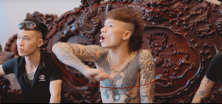 Trước đó, sau khi ra tù năm 2017, Khá Bảnh bắt đầu làm clip. Trong clip của nhân vật này không ít lần sử dụng đến những từ bị cho là tục tĩu.