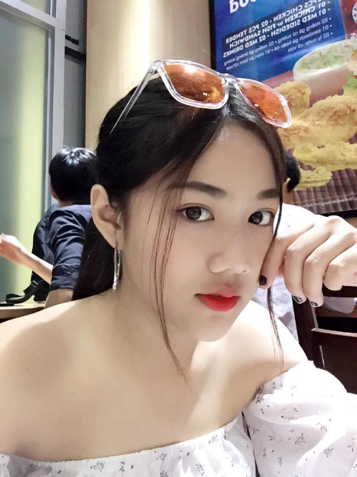 Chia sẻ cái tên đặc biệt của mình, Triệu Vy tâm sự rằng: "Theo lời kể của mẹ, trước kia do mẹ mê phim Hoàn Châu Cách Cách quá và đặc biệt thích nhân vật chính nên đã đặt luôn tên cho mình giống với nữ diễn viên chính người Trung Quốc".