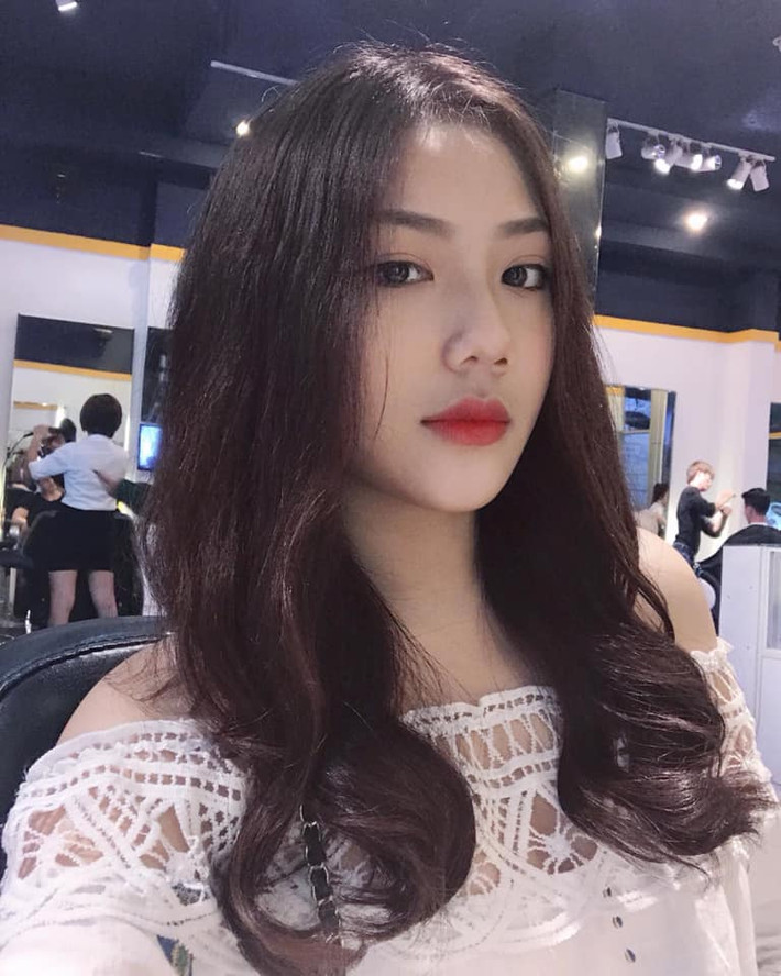 Sở hữu ngoại hình xinh đẹp rạng ngời mới đây những bức ảnh của nữ sinh 17 tuổi Sài thành có tên giống với diễn viên trong phim Hoàn Châu Cách Cách - Triệu Vy ngay lập tức thu hút sự chú ý của CĐM.