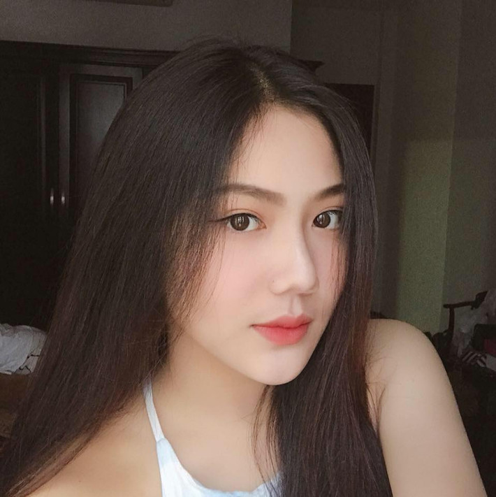 Nữ sinh có nụ cười hiền tự nhiên, sóng mũi cao vút cùng với ánh mắt trìu mến.