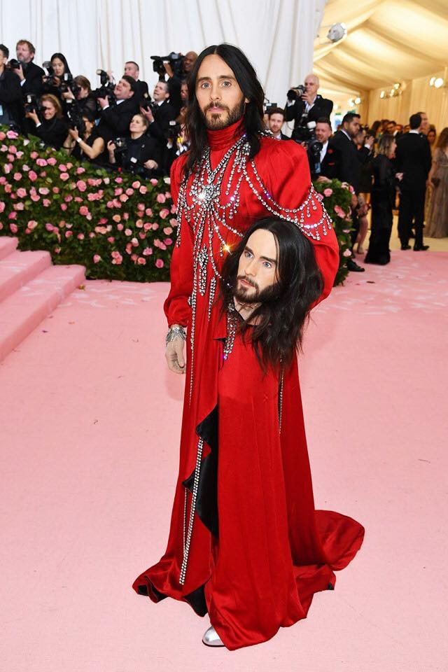 Bên cạnh bộ cánh gây choáng của Billy Porter, Met Gala 2019 năm nay còn chứng kiến rất nhiều việc bộ cánh vô cùng dị hợm.