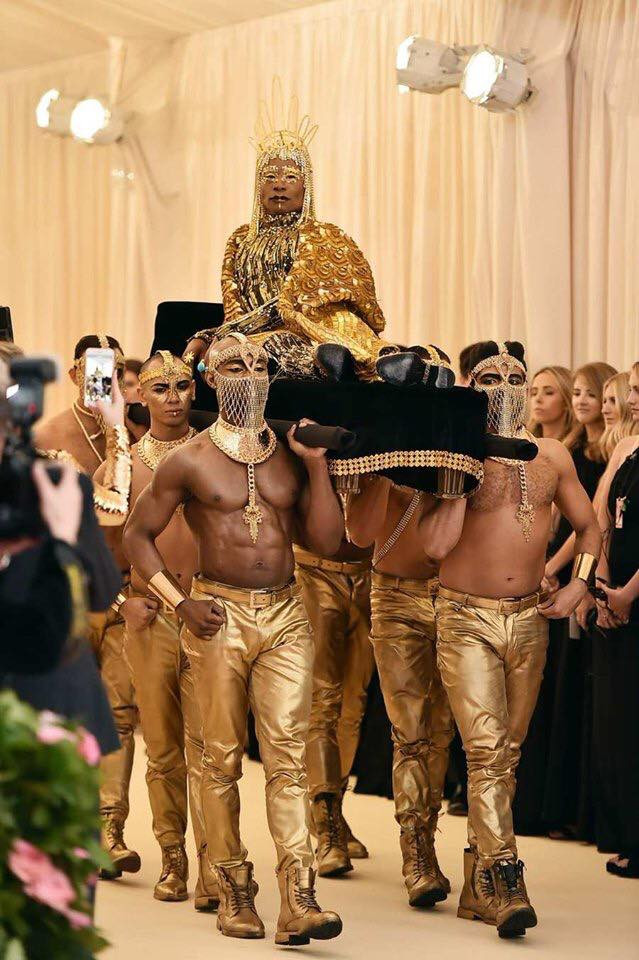 Met Gala 2019 được tổ chức với chủ đề Camps - có nghĩa là thời trang cường điệu hóa. Tới đây, các ngôi sao được thỏa sức phô diễn sự sáng tạo và độ điên của họ trong những thiết kế phóng đại, kỳ quặc nhất.