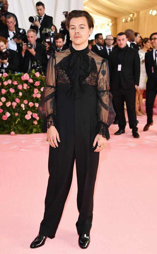 Chứng kiến bộ cánh đặc biệt của Met Gala năm nay, nhiều dân mạng Việt phải choáng váng và thán phục sức sáng tạo của các nhà thiết kế.