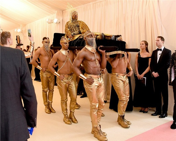 Mũ đội đầu của Billy Porter trong lễ thời trang Met Gala 2019 còn được làm bằng vàng 24K. Đặc biệt, lớp trang điểm tỉ mẩn của Billy Porter cũng gây ấn tượng mạnh mẽ. Sự xuất hiện của Billy Porter tại Met Gala được đánh giá như một màn trình diễn nghệ thuật đương đại.