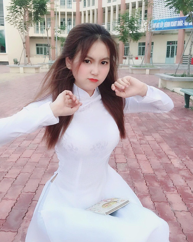 Trân Trần trong tà áo dài trắng trong ngày khai giảng.