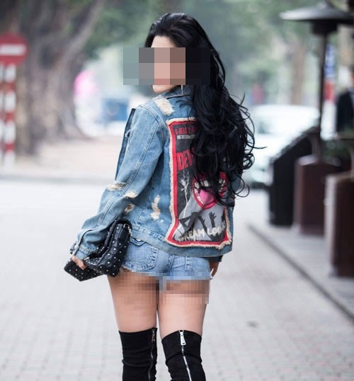 Không ít những quần siêu ngắn, hở tối đa vòng 3 đã được các chị em diện ra đường, mặc những ánh mắt nhòm ngó của nhiều người.
