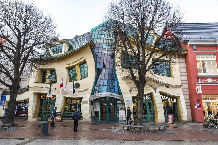 The Crooked House (Ba Lan) là một địa điểm nổi tiếng cho khách du lịch và các nhiếp ảnh gia. Được xây dựng vào năm 2004 bởi đội ngũ thiết kế của Szotynscy & Zaleski, tòa nhà rộng 4.000 m2 này là một phần của trung tâm mua sắm Rezydent. Cảm hứng cho kiến trúc khác thường này đến từ hình minh họa truyện cổ tích Ba Lan của Jan Marcin Szancer và Per Dahlberg. Ảnh: Shutter.