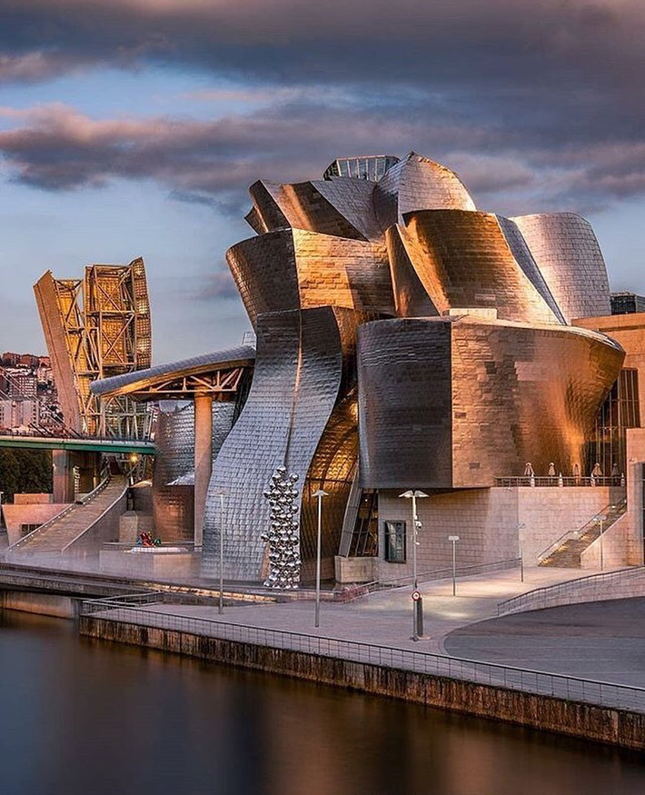 Bảo tàng Guggenheim (Tây Ban Nha) là công trình của sự chồng xếp các khối cong đa hình theo nhiều lớp, thể hiện sự ngẫu hứng và tạo cảm giác ấn tượng về thị giác cho người xem. Công trình này là sản phẩm thiết kế của Frank O Gehry và được ca ngợi như một “khoảng khắc tín hiệu trong văn hóa kiến trúc”. Ảnh: Victormanzano.