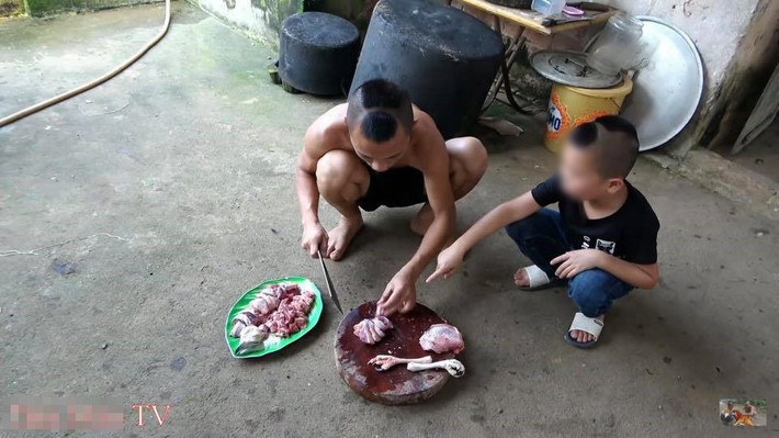 Theo nội dung đoạn video do Ẩm thực Tam Mao đăng tải, 2 người trong video gồm 1 người lớn và 1 trẻ em cùng nhau vặt lông một con chim khá lớn có lông màu đen, xám và trắng (con chim đã chết từ trước đó).