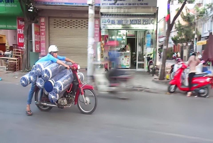 Vị trí ngồi của người điều khiển xe giờ được nhường lại cho những kiện vải.