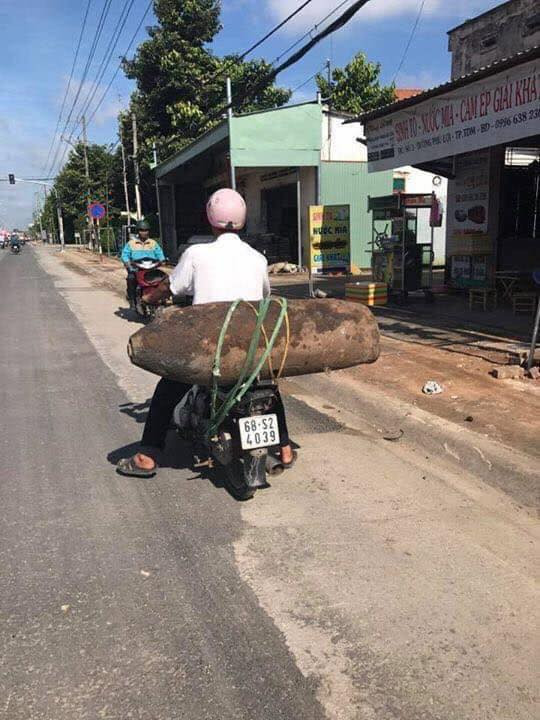 Trước đó, nhiều người còn liều lĩnh khi thổ hẳn 1 quả bom ra đường. Dù không rõ là quả bom này đã được rút ruột hay chưa nhưng nó khiến người đi đường phải sởn da gà.