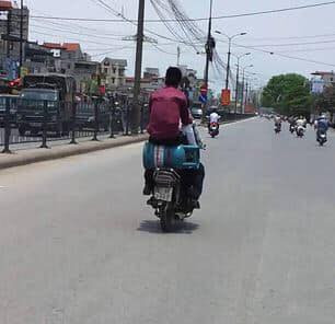Để nhanh chóng lắp đặt cho khách hàng, nhiều cửa hàng ga đã dùng tới phương tiện là xe máy. Tuy nhiên, những chàng thanh niên chở bình ga ngoài đường thường xuyên lạng lách đánh võng khiến người đi đường khiếp sợ.