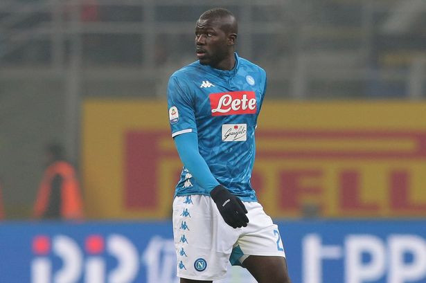 Không còn nghi ngờ gì, Manchester United trên đường đưa Kalidou Koulibaly về sân Old Trafford. Theo người đại diện Andrea Di Lella, có nhiều ông lớn quan tâm đến Kalidou Koulibaly nhưng M.U là tỏ ra nghiêm túc nhất về việc ký hợp đồng với trung vệ người Senegal.