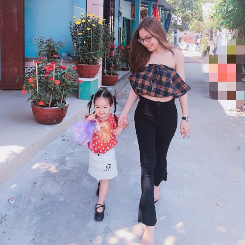 Cũng chính do chọn thời trang sexy nên dù chỉ sinh năm 1999 nhưng \bạn gái cầu thủ tuyển U23 Việt Nam này nhìn chững chạc, già dặn hơn khá nhiều.
