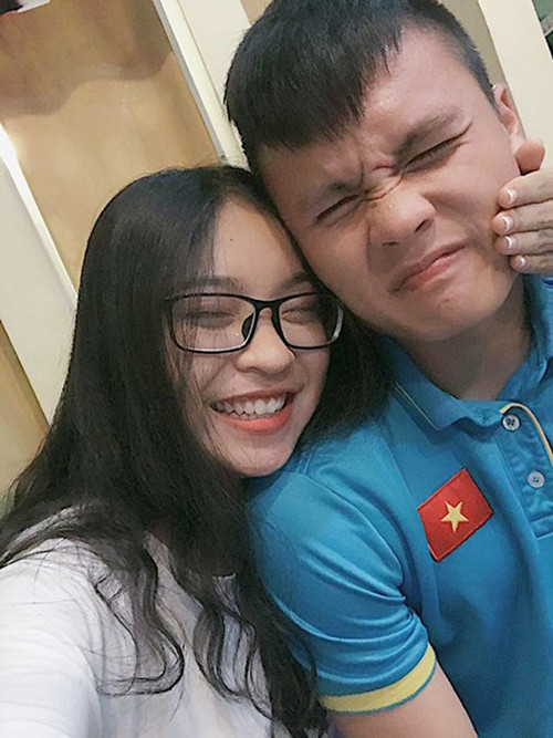 Nhật Lê là bạn gái tuyển thủ U23 Việt Nam - Nguyễn Quang Hải. Tuy nhiên, thời gian vừa qua nhiều fan hâm mộ không mấy ưa cô nàng này vì cho rằng cô nàng chỉ "ăn theo" sự nổi tiếng của chàng người yêu cầu thủ.