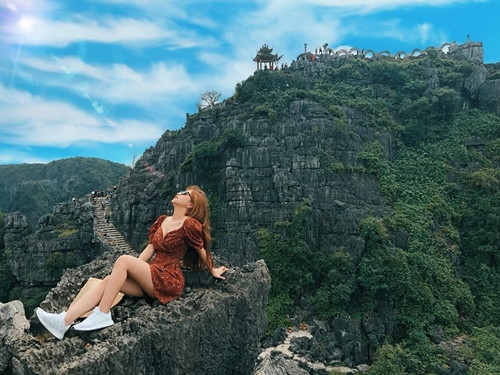 Sau đó không lâu, tấm hình chụp tại đỉnh Hang Múa ở Ninh Bình còn gây bão hơn. Cô bị "ném đá" rất nhiều vì mặc váy ngắn, ngồi với tư thế khá nhạy cảm.