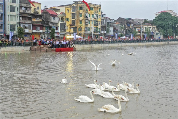 Cụ thể, nickname T.H cho biết: "Tối nay chứng kiến 1 bà, bà ý vẩy bắp rang bơ xuống. Càng nói càng vẩy."