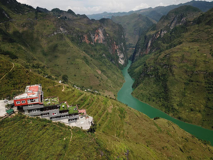Những ngày qua, thông tin liên quan đến vụ việc khách sạn Mã Pì Lèng Panorama thu hút sự chú ý của nhiều người. Sau khi vụ việc được phát hiện, nhiều luồng ý kiến đã được CĐM đưa ra về khối bê tông trình ình giữa con đèo được mệnh danh là tứ đại danh đèo miền Bắc.