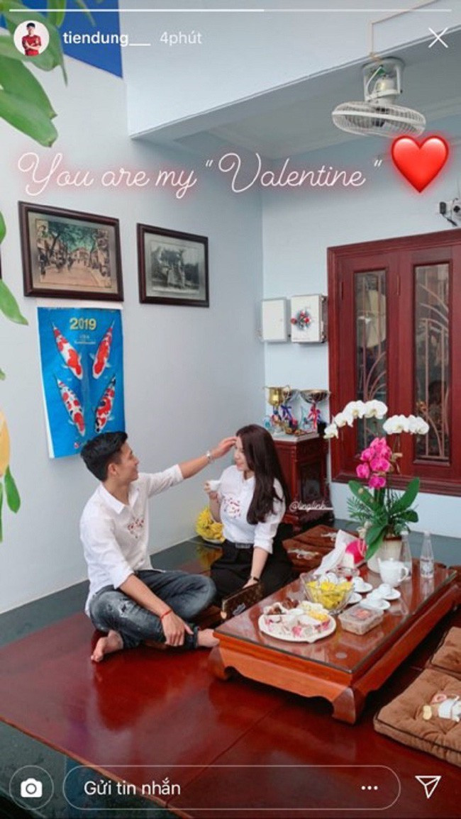 Đối với Trung vệ Bùi Tiến Dũng cũng vậy, anh chàng đã đón ngày lễ tình nhân với cô bạn gái Khánh Linh đầy ấm áp và ngọt ngào.