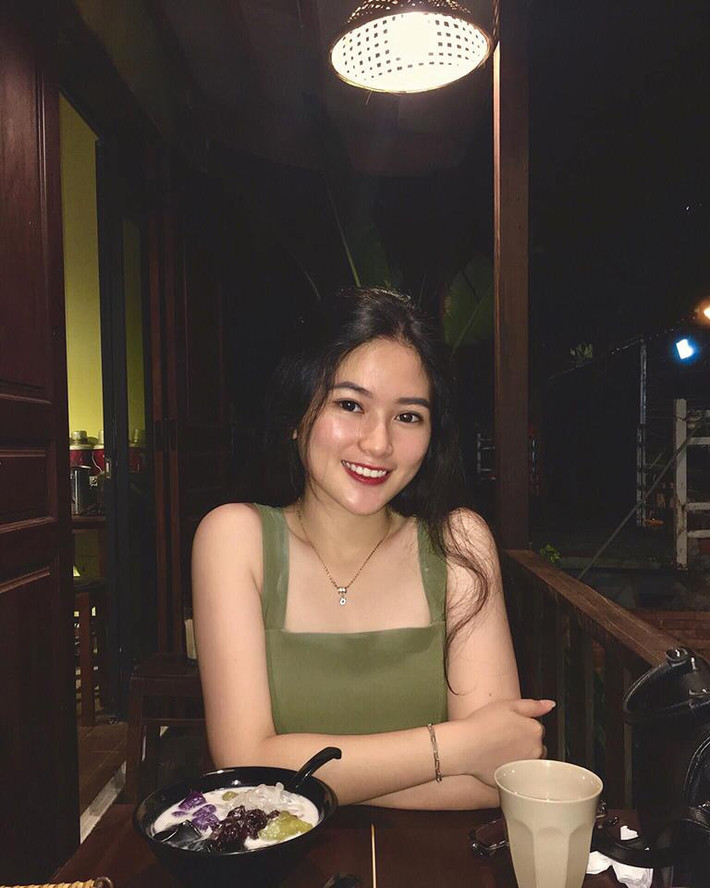 Trong suốt 11 năm học, năm nào cô gái sinh năm 2002 cũng đạt danh hiệu học sinh giỏi. Trong đó, điểm tổng kết ở hai môn Tiếng anh và Ngữ văn trong năm học vừa qua là 9.2 và 8.4.