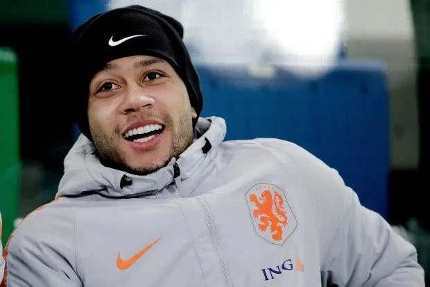 Cả Tottenham và Liverpool đều sẵn sàng chồng lên bàn đàm phán 50 triệu bảng để có được chữ ký của Depay. Bên cạnh đó, cầu thủ 25 tuổi cũng từng lọt vào mắt xanh của Solskjaer nhưng ông lại chuyển hướng sang Jadon Sancho của Borussia Dortmund vì thương vụ Depay tồn đọng quá nhiều rủi ro khi tiền đạo thuộc biên chế Lyon từng thất bại thảm hại tại Old Trafford.