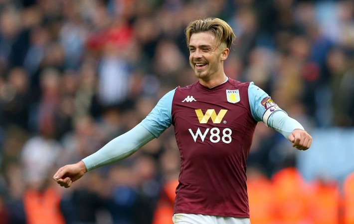 Trong trận đấu với Aston Villa ở Old Trafford trong khuôn khổ vòng 14 Premier League, Jack Grealish ghi một bàn thắng vô cùng đẹp mắt vào lưới De Gea, giúp đội khách giành được trận hòa 2-2. Theo báo chí Anh, 4 CLB gồm Man Utd, Man City, Tottenham và Chelsea đang rất quan tâm tới tiền vệ thủ quân Jack Grealish của Aston Villa. Thậm chí, Man Utd còn muốn có Grealish ngay ở kỳ chuyển nhượng tháng 1/2020.