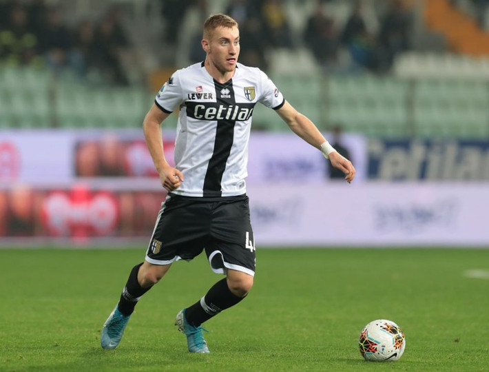 Theo Gazzetta dello Sport (Calciomercato dẫn nguồn), tiền vệ của Atalanta, Dejan Kulusevski đang là một trong số các mục tiêu tiềm năng của Liverpool. Tiền vệ 19 tuổi người Thụy Điển hiện đang được cho mượn tại Parma đã thu hút một số CLB lớn, bất chấp những phát biểu ''chưa nghĩ đến tương lai''.