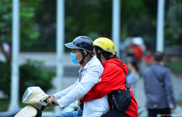 Mặc dù đã bước vào mùa hè, nhiều nơi vừa trải qua chuỗi ngày nắng nóng, nhiệt độ tăng cao 38-40 độ C nhưng những ngày qua, người dân Hà Nội và miền Bắc ngỡ ngàng vì thời tiết lạnh đột ngột.