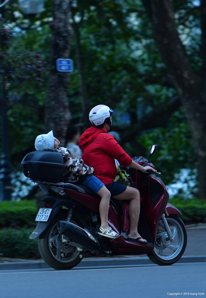 Còn trên MXH, nhiều dân mạng tỏ ra bất ngờ với kiểu hình thái thời tiết này. Họ chia sẻ rằng mặc áo rét giữa mùa hè có cảm giác lạ.