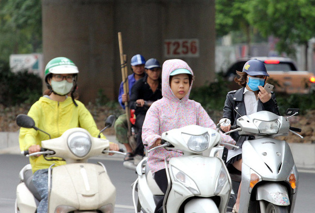 Nhiều người dân Hà Nội đi đường vào sáng nay cảm nhận rõ rệt thời tiết se lạnh kèm theo gió.