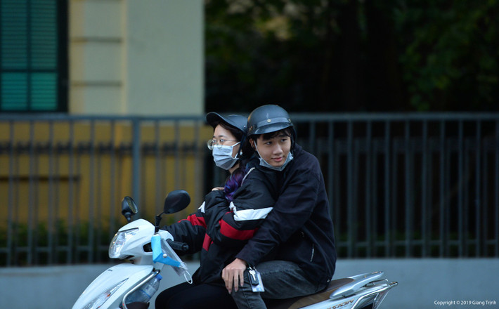 Nhiều người dắt xe ra đường đi làm lại phải quay về mặc thêm áo ấm, áo choàng, áo gió... cho đỡ lạnh.