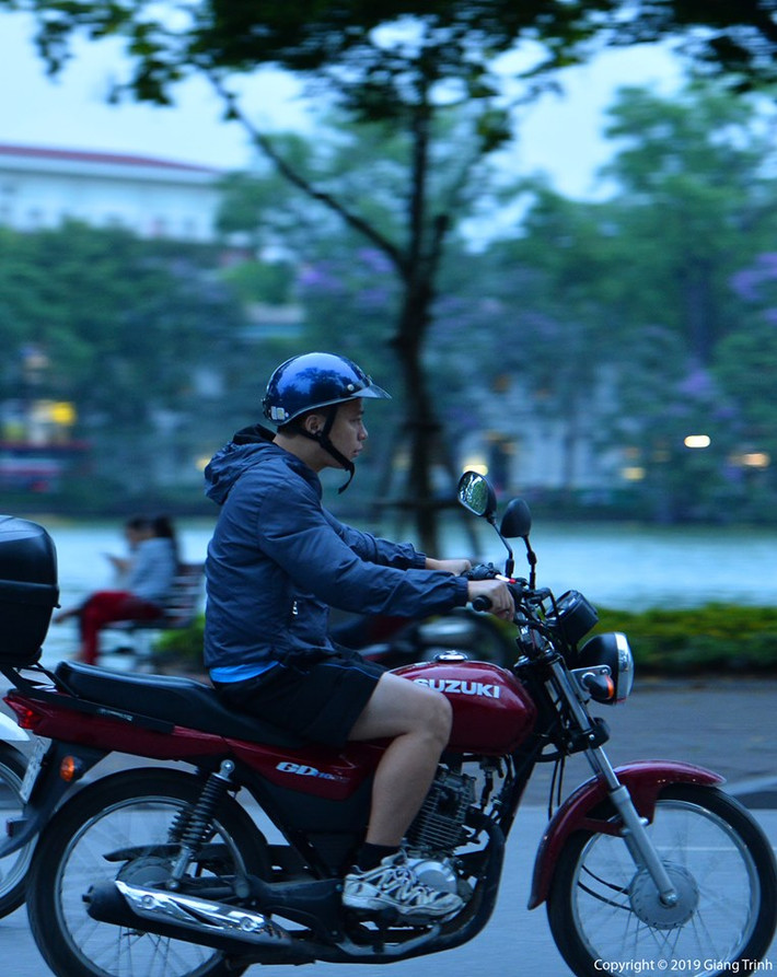 Cũng có nhiều người chủ quan, bất ngờ với thời tiết trở lạnh đột ngột nên không kịp mang áo rét, ngồi co ro trong các quán nước vỉa hè than thở vì trời lạnh bất ngờ mà cơ quan dự báo khí tượng không hề thông báo về tình trạng thời tiết này.
