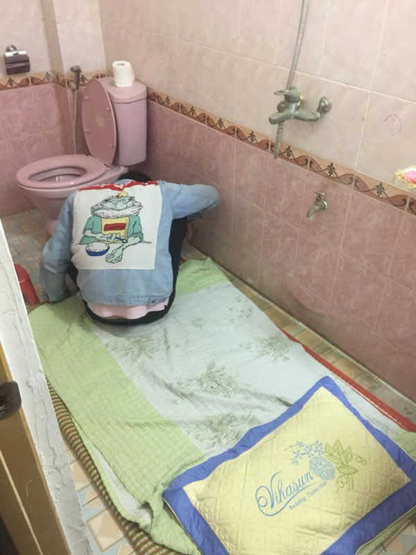 Do quá nhiều lần say rượu, anh chàng này thường xuyên nôn trong nhà vệ sinh nhiều lần. Để tiện một công đôi việc, bạn anh đã "hộ tống" anh vào trong toilet cùng chăn, chiếu, gối ngủ trong đó luôn.