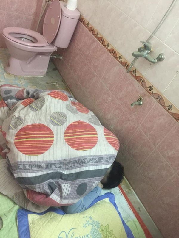 Nhìn cảnh chàng trai ngồi nôn rồi nằm vật vã vì say khiến ai cũng ngán ngẩm. Một số người cũng cho rằng nằm ở nhà vệ sinh khá lạnh dễ dẫn đến bị cảm nguy hiểm.