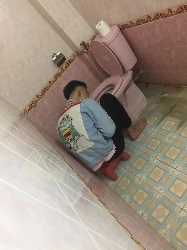 Cánh mày râu mỗi lần uống rượu say mèm, người thì nói câu nọ xọ câu kia, người thì ngủ không biết trời đất là gì, người lại nôn thốc nôn tháo khắp nhà nhưng ít ai may mắn được bạn nhậu tạo điền kiện cấp chăn, chiếu đầy đủ, ngủ trong nhà vệ sinh như anh chàng trong câu chuyện dưới đây.