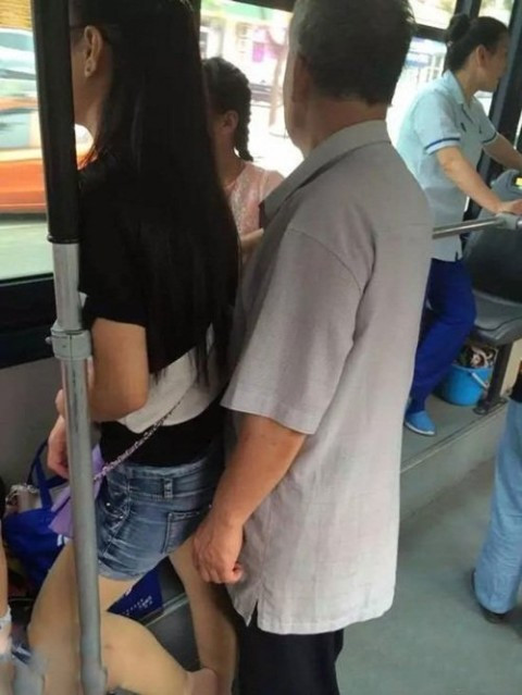 Nếu là người tham gia các phương tiện giao thông công cộng như xe buýt hay tàu điện, chắc hẳn nhiều người đã chứng kiến cảnh các cô gái bị những người đứng cạnh sàm sỡ vào vị trí nhạy cảm.