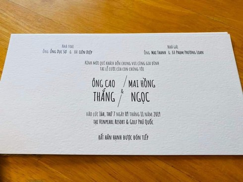 Bên ngoài thiệp mời ghi tên câu dâu chú rể là "Cao Thắng - Đông Nhi", bên trong ghi "Ông Cao Thắng - Mai Hồng Ngọc". Chi tiết thú vị này khiến công chúng đùa nhau rằng "Vậy Ông Cao Thắng cưới ai".